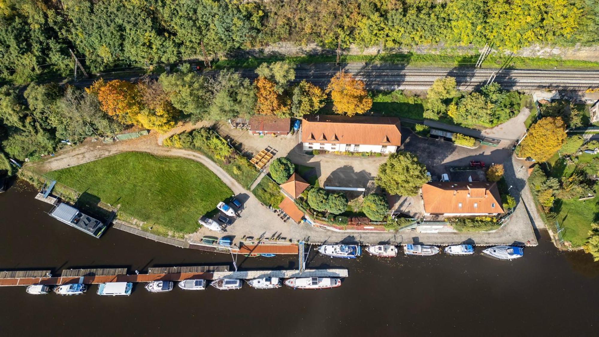 Marina Vltava Hotel Nelahozeves Exterior photo